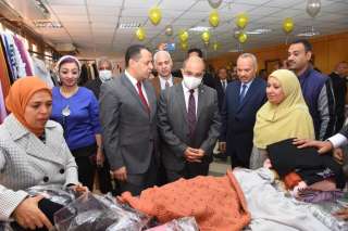 رئيس جامعة أسيوط يفتتح المعرض...