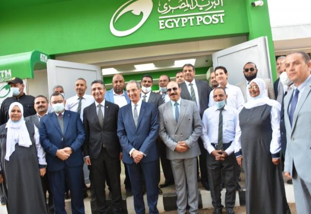 وزير الاتصالات ومحافظ أسوان يفتتحان مكتب البريد