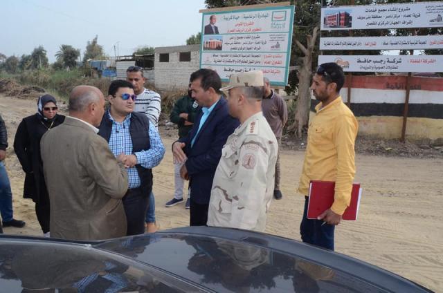 نائب محافظ بني سويف يتفقد مشروعات "حياة كريمة"