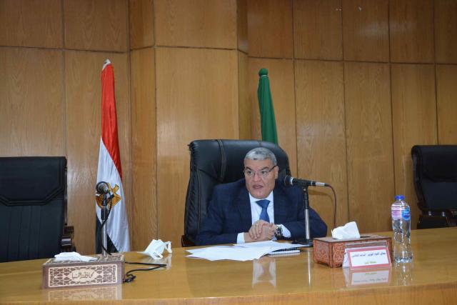. محافظ المنيا خلال الاجتماع