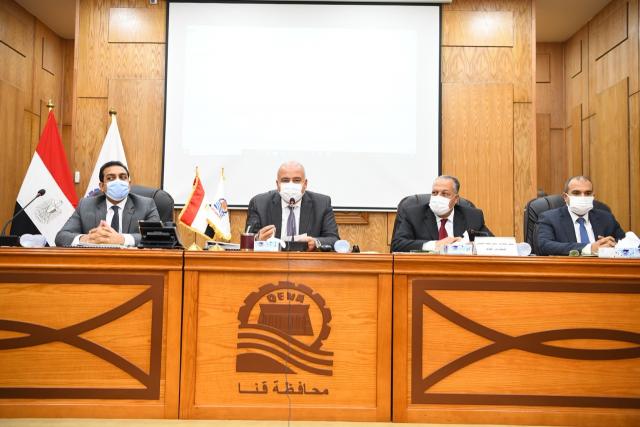محافظ قنا خلال اجتماع المجلس التنفيذي