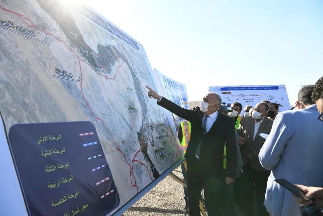 جولة وزير النقل ومحافظ قنا