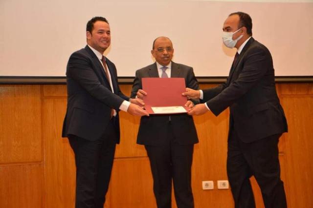 وزير التنمية المحليةيكرم نائب محافظ المنيا