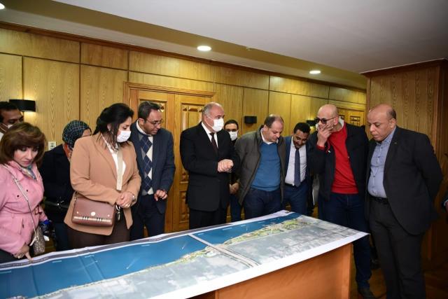 محافظ قنا يناقش مع نائب وزير السياحة والآثار خطط التنمية السياحية