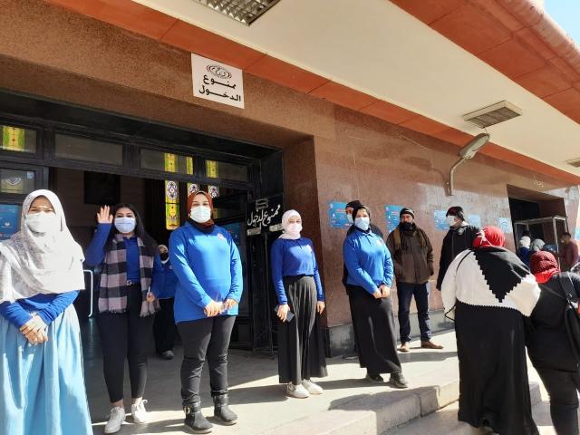 نقاط ثابتة لتطعيم المواطنين بلقاح كورونا داخل محطة قطارات السكة الحديد بأسيوط