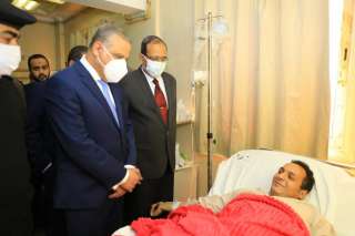 محافظ سوهاج يطمئن على ضابط...