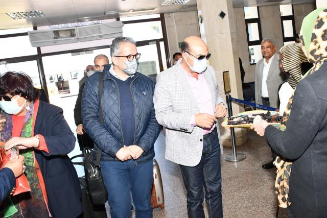إحتفالاً بظاهرة تعامد الشمس .. وزراء السياحة والأثار والثقافة ومحافظ أسوان يوزعون الهدايا التذكارية للسائحين والزائرين