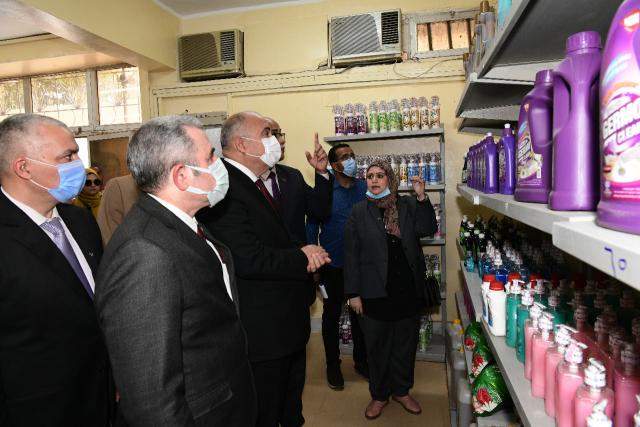 محافظ قنا يفتتح معرضا للمنتجات البترولية