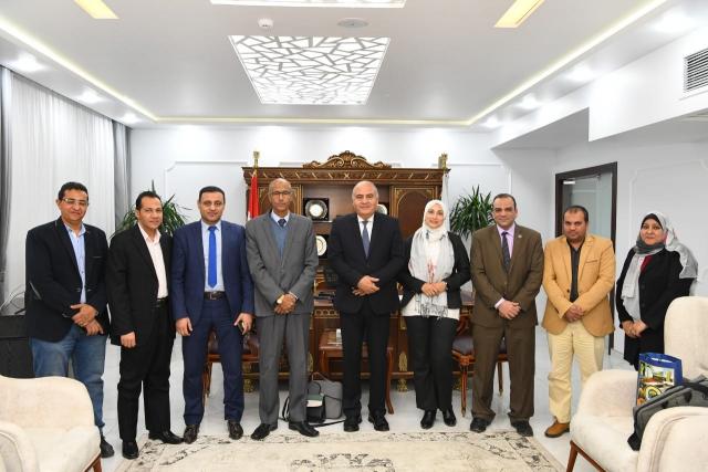 محافظ قنا ووفد وزارة المالية