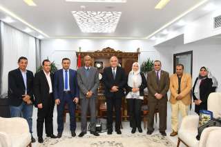 محافظ قنا يستقبل وفد وزارة...