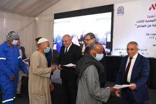 وزير القوى العاملة ومحافظ قنا يسلمان...