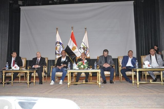 مدير الكرة بالأهلي  في ندوة لنبذ التعصب بجامعة بني سويف