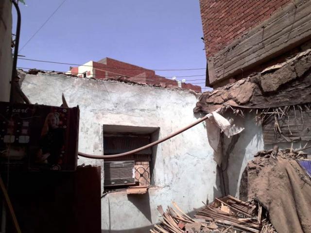 بعد إنهيار جزئى لسقف غرفة بمنزل بالسيل الريفى .. محافظ أسوان يكلف بتوفير الرعاية الطبية للمصابين  ووحدة سكنية بالإيواء العاجل