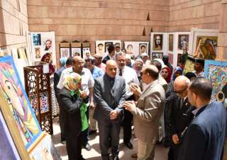 محافظ أسوان يفتتح معرض طلاب...