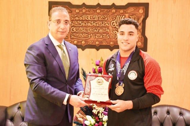 محافظ الفيوم يكرم الرباع