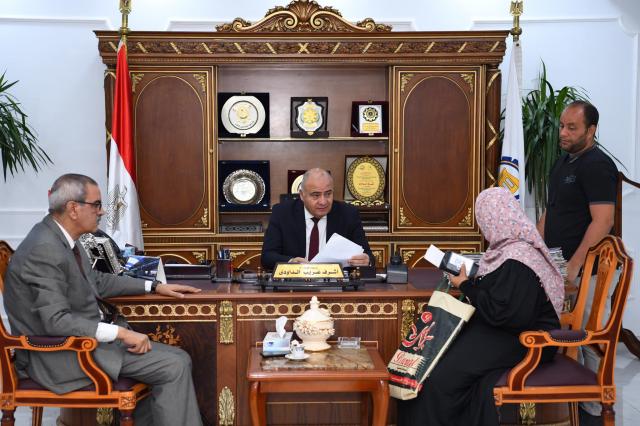 محافظ قنا يستقبل المواطنين