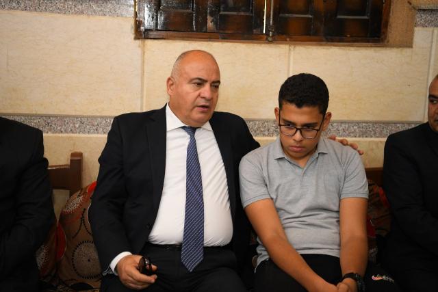 محافظ قنا يقدم واجب العزاء لأسرة شهيد الواجب