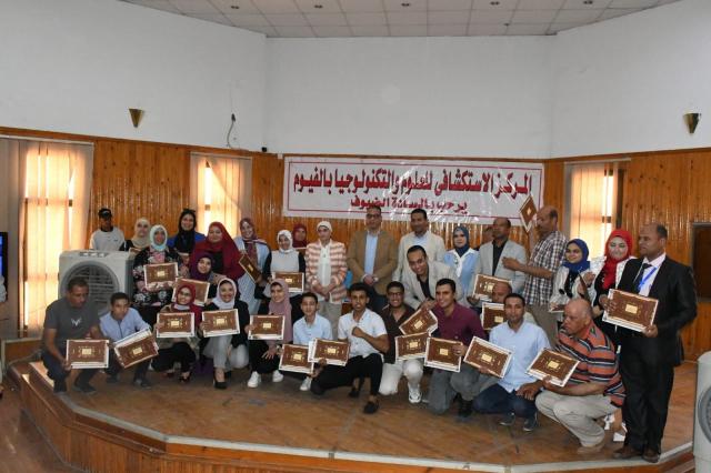 محافظ الفيوم يكرم أعضاء المركز الاستكشافي للعلوم