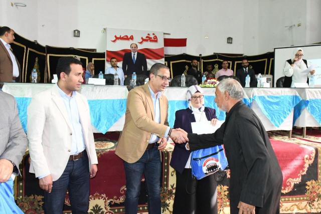 محافظ الفيوم يلتقي بحجاج بيت الله الحرام