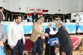 محافظ الفيوم يلتقي بحجاج بيت...