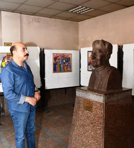 محافظ أسوان يزور منزل العقاد