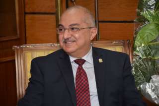 طالب بجامعة أسيوط يهدد زميلته...