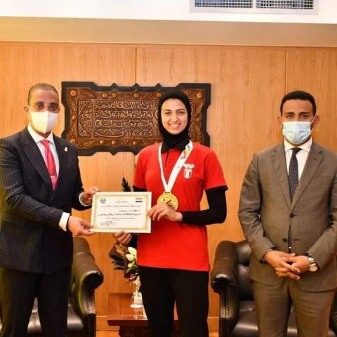 محافظ الفيوم يكرم بطلة أفريقيا