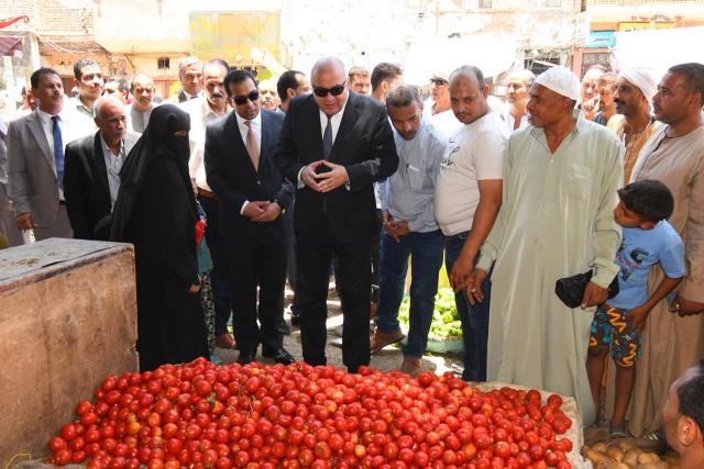 جولة محافظ قنا بسوق مدينة الوقف