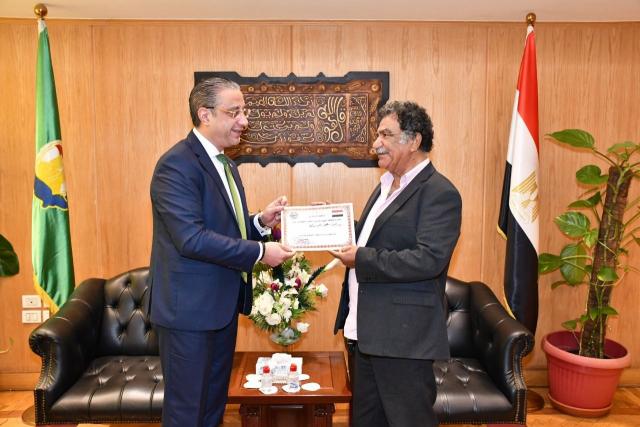 محافظ الفيوم يكرم الفنان التشكيلى "محمد عبلة"