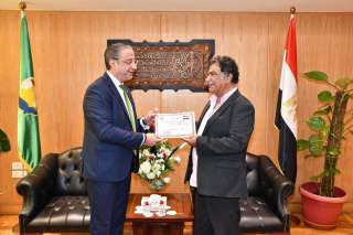 محافظ الفيوم يكرم الفنان التشكيلى...