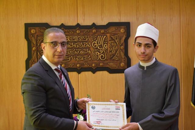 محافظ الفيوم يكرم الطالب الحسن فتحي