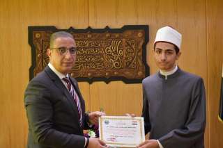 محافظ الفيوم يكرم الطالب الحسن فتحي...