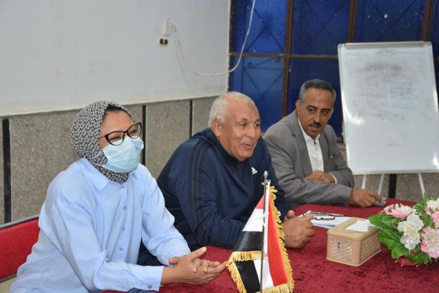 محافظ الوادي الجديد خلال الاجتماع