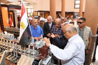 وزير قطاع الأعمال ومحافظ قنا...