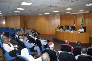 محافظ المنيا يناقش الاستعدادات لاستقبال...