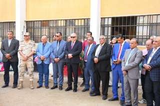 محافظ قنا يحضر طابور الصباح...