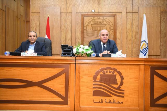 محافظ قنا خلال الاجتماع