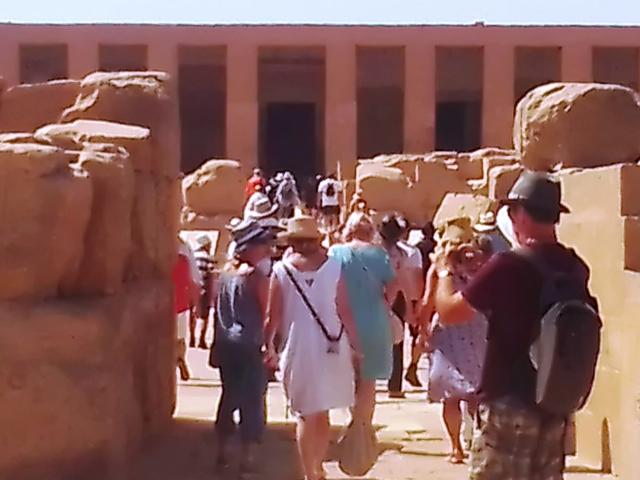 سوهاج تستقبل 150 سائح أجنبي لزيارة المناطق السياحية والأثرية