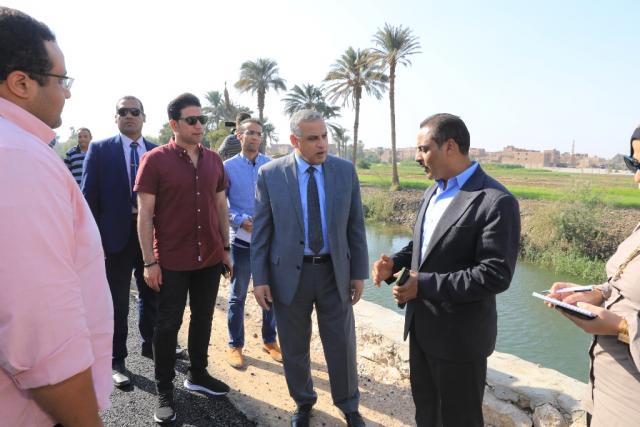 محافظ سوهاج يتفقد أعمال الرصف بطريق