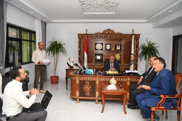 محافظ قنا خلال الاجتماع
