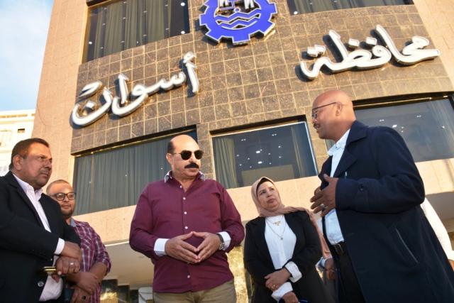 محافظ أسوان يستجيب لمطالب أهالى قرية غرب سهيل بتسليم عربة كسح الصرف الصحى بعد إجراء أعمال الصيانة والإصلاح لها