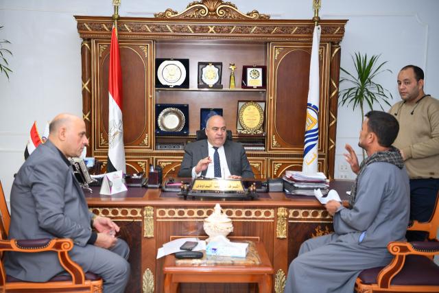 محافظ قنا يستقبل المواطنين