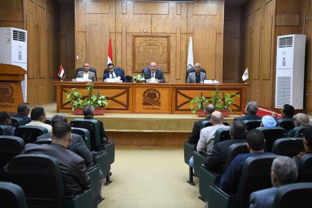 محافظ قنا خلال الاجتماع