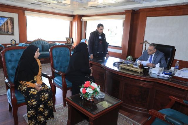 محافظ سوهاج يستقبل المواطنين