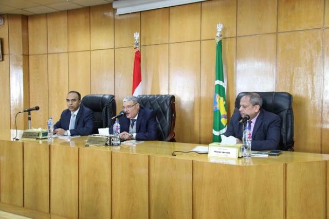 محافظ المنيا خلال الاجتماع