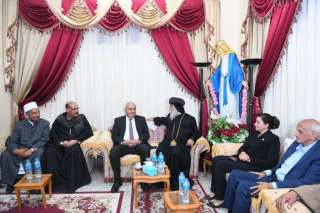 خلال تقديمه واجب العزاء في...