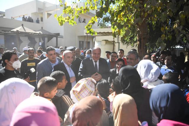 محافظ قنا يتفقد القاقلفة الطبية