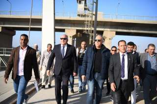 وزير الري ومحافظ قنا يتفقدان...