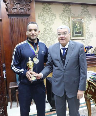 محافظ المنيا، يكرم اللاعب "محمد أنور"