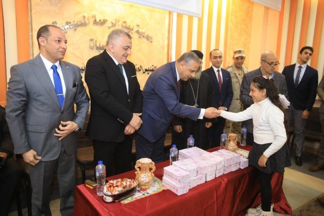 محافظ سوهاج يزور المطرانيات